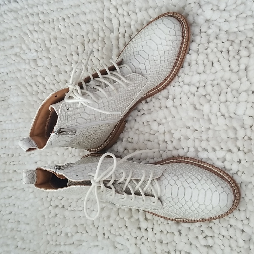 Arider Girl, size 6, creme booties